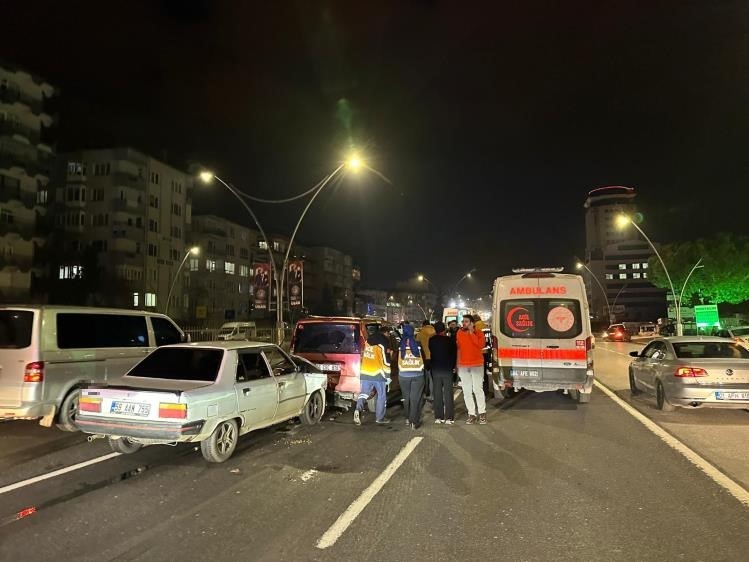 usakta 4 aracli zincirleme kazada 6 kisi yaralandi 7 lJB9S3tG