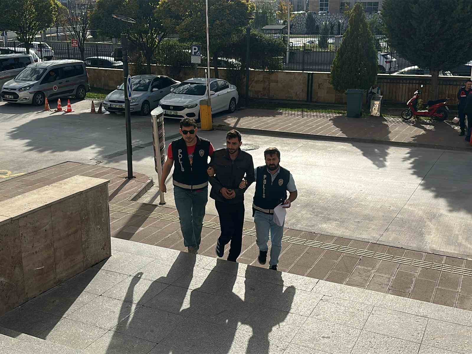 usakta babasi babaannesi ve komsusunu bicaklayan supheli tutuklandi 2 dJ1BNnqT