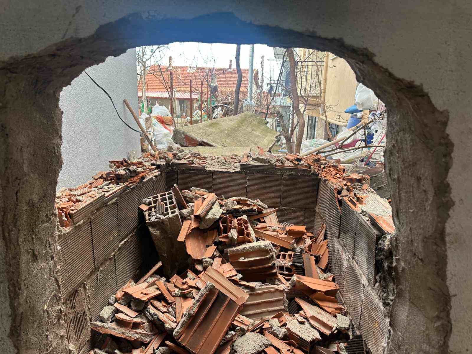 usakta bahcesindeki firini yikarken duvarin altinda kalan adam yaralandi 2 j4srWWqn
