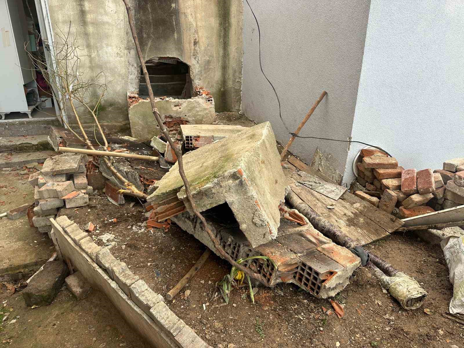 usakta bahcesindeki firini yikarken duvarin altinda kalan adam yaralandi 5 3MZDKZLr