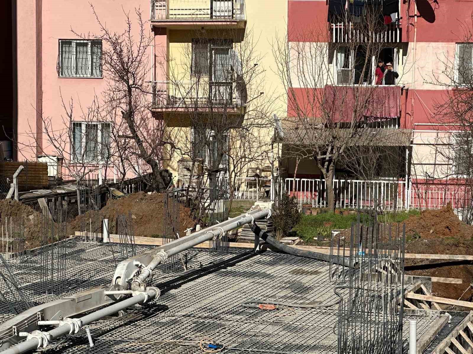 usakta beton pompasi yan yatti altinda kalan isci hayatini kaybetti 4 rWArnvUS