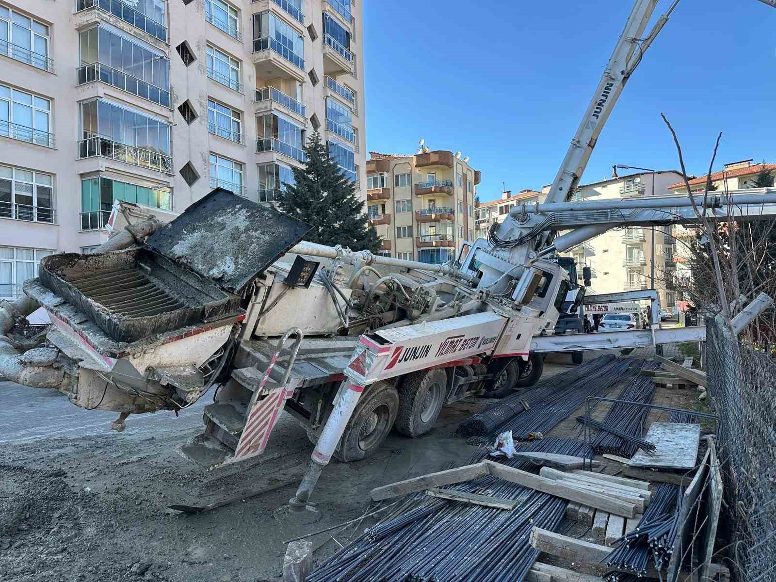 usakta beton pompasi yan yatti altinda kalan isci hayatini kaybetti 6 KGnU3tCR