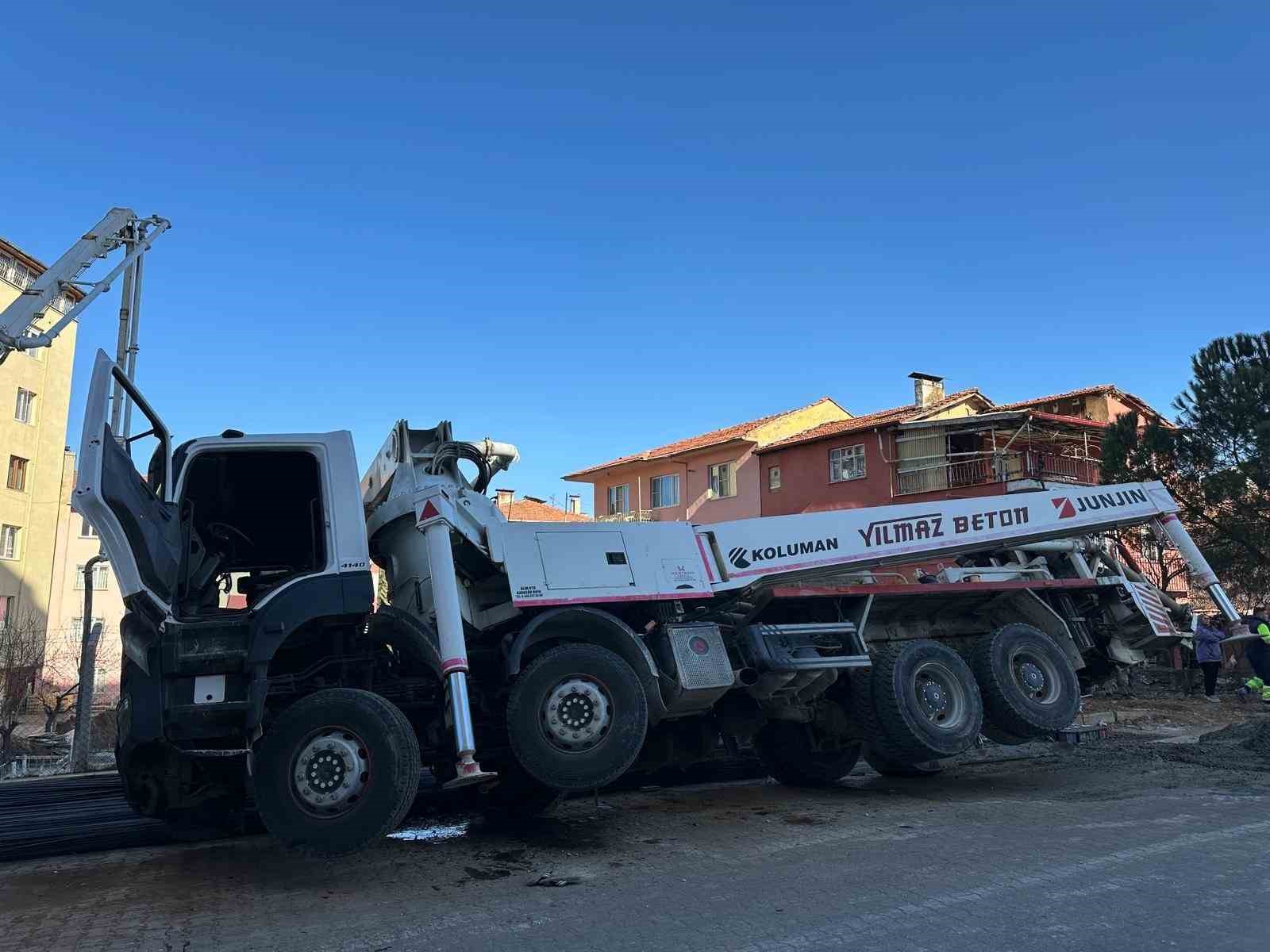usakta beton pompasi yan yatti altinda kalan isci hayatini kaybetti 7 lEweiaqy