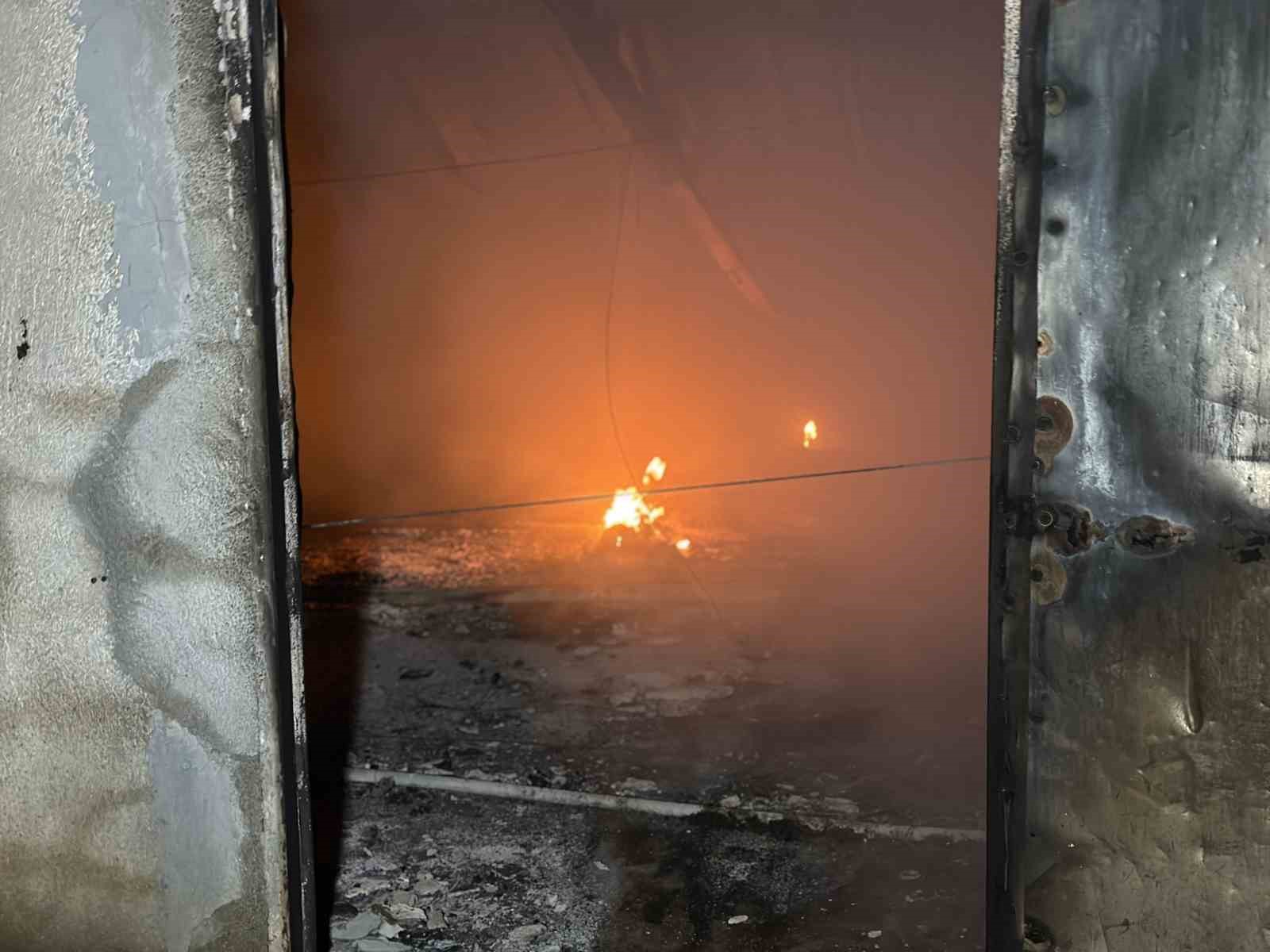 usakta bos tavuk ciftliginde cikan yangin korkuttu 5 JsWcPMT6