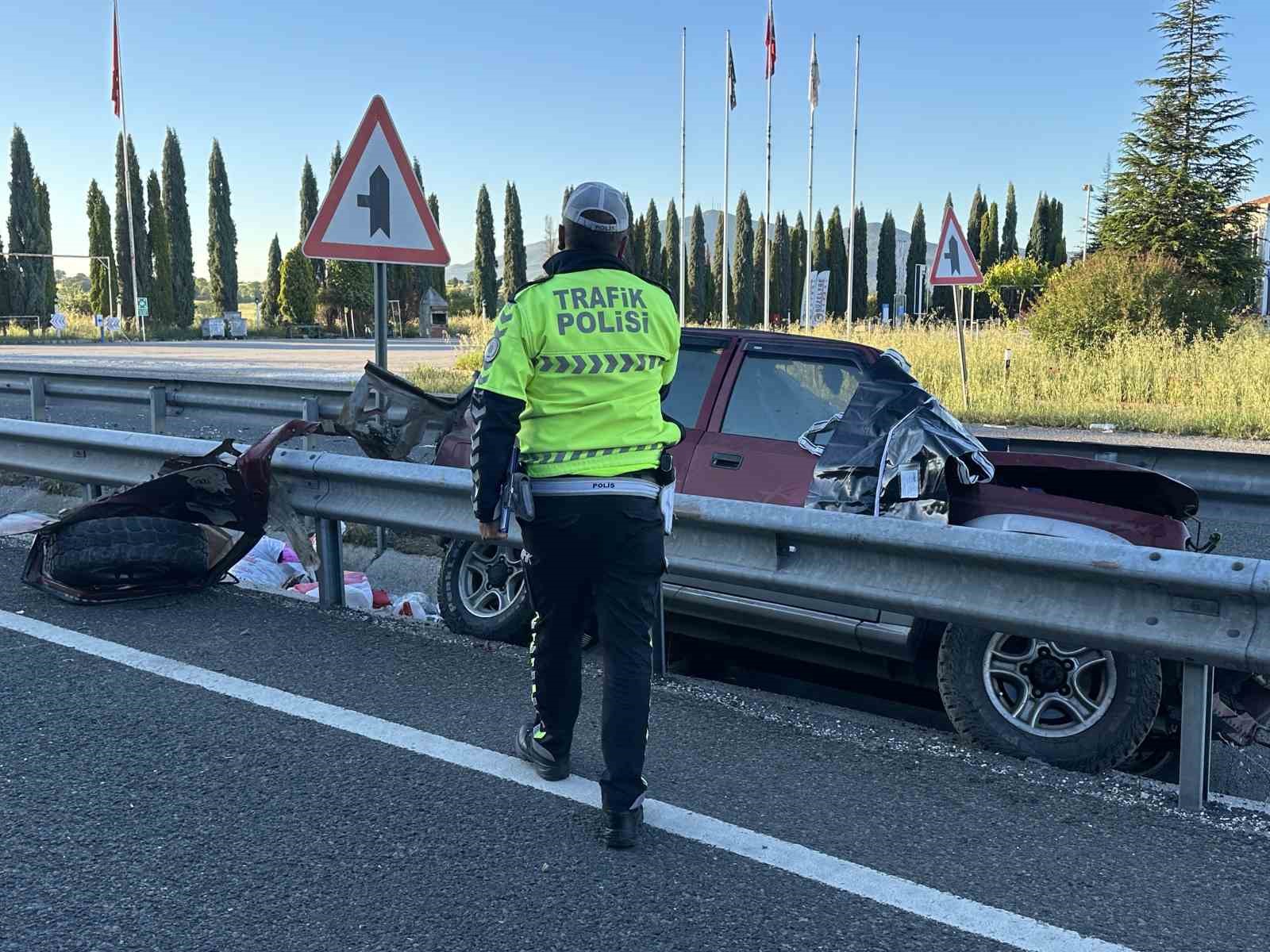 Uşak’ta feci kazada 1 kişi hayatını kaybederken, 2 kişi yaralandı 6 usakta feci kazada 1 kisi hayatini kaybederken 2 kisi yaralandi 2 pbfXi1vW
