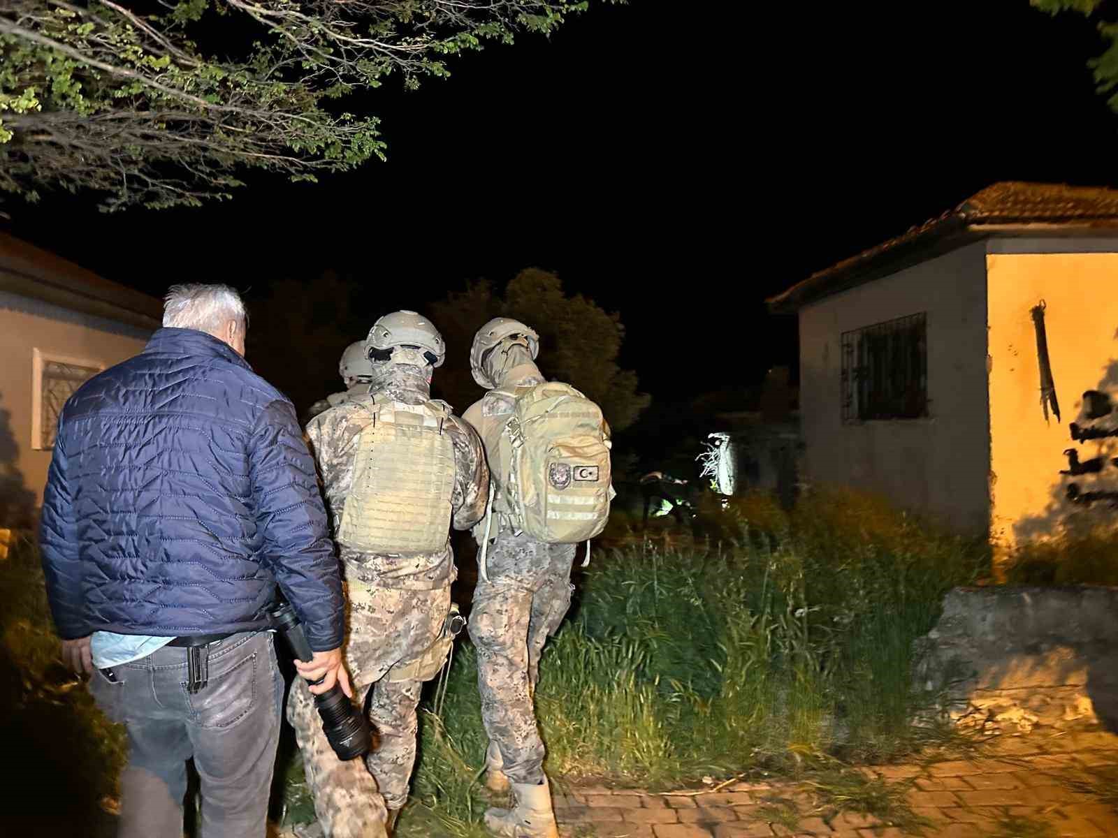 usakta gorev basindaki polis ekiplerine pompali tufekle ates acildi 2 polis yaralandi 2 eOrfIv5m