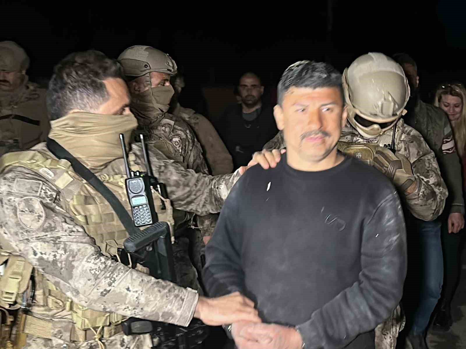 usakta gorev basindaki polis ekiplerine pompali tufekle ates acildi 2 polis yaralandi 7 JRA5Qlen