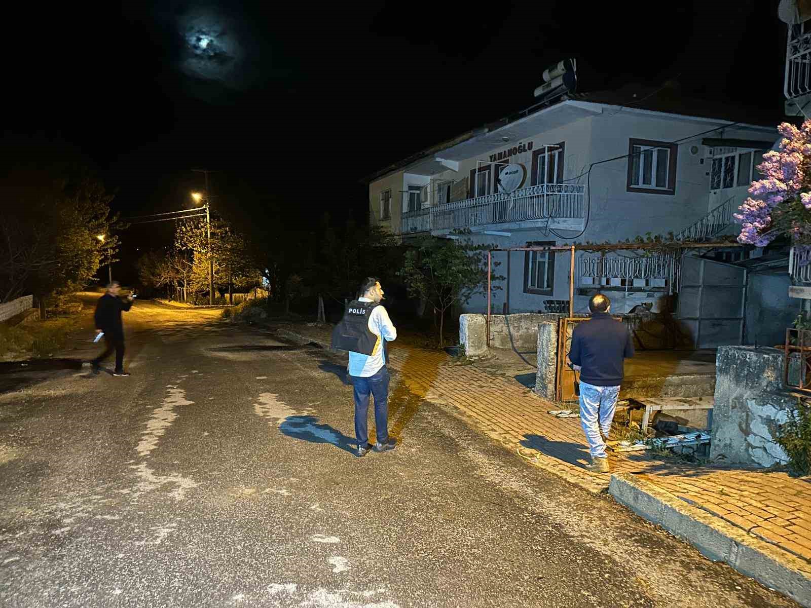 usakta gorev basindaki polis ekiplerine pompali tufekle ates acildi 2 polis yaralandi 8 OrQChBVt