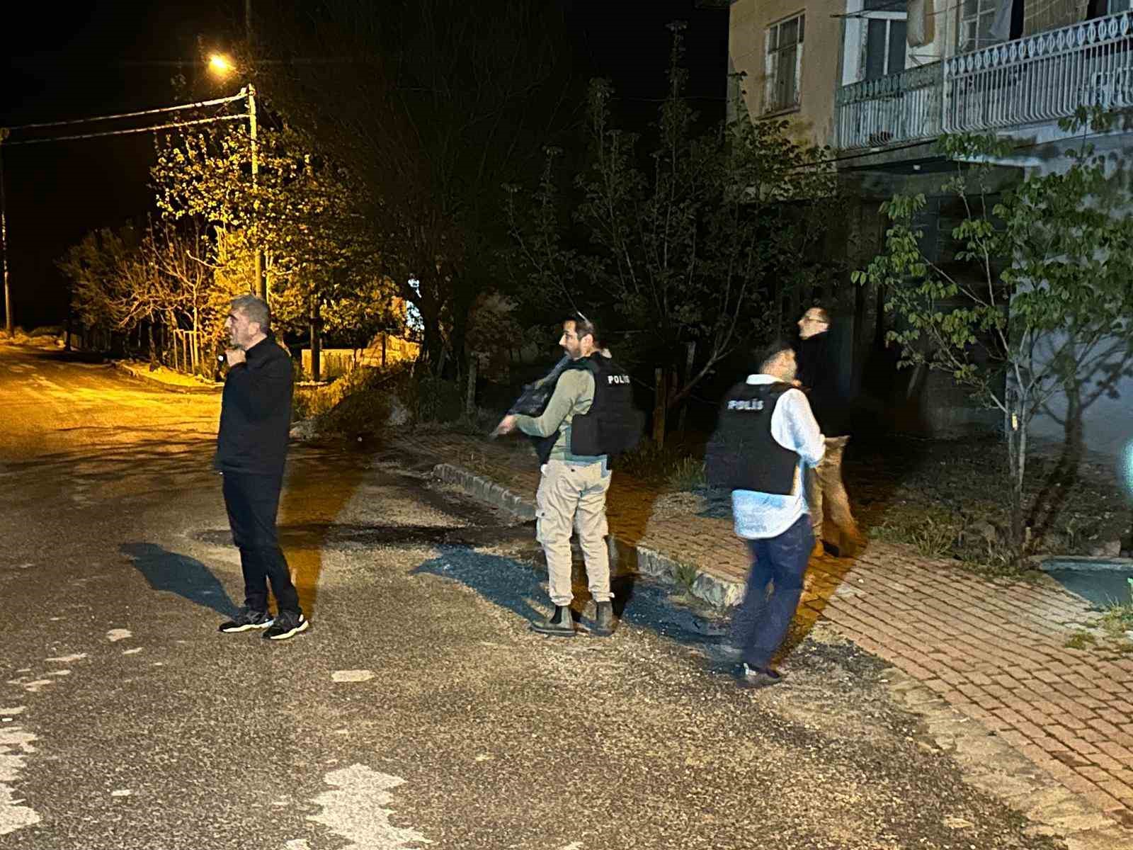 usakta gorev basindaki polis ekiplerine pompali tufekle ates acildi 2 polis yaralandi 9 HdcCPVDi
