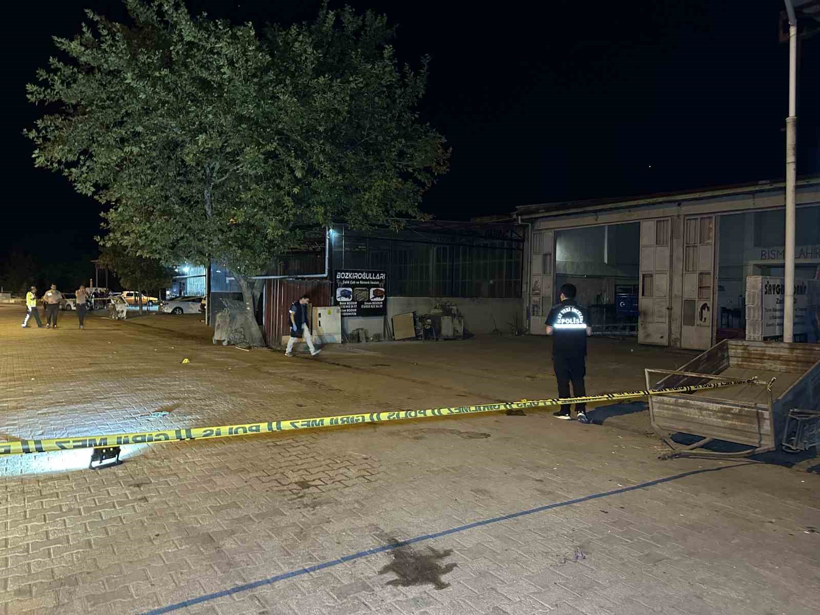usakta iki esnaf arasindaki tartisma silahli kavgaya donustu 13 yarali 3 WmVSNS2d