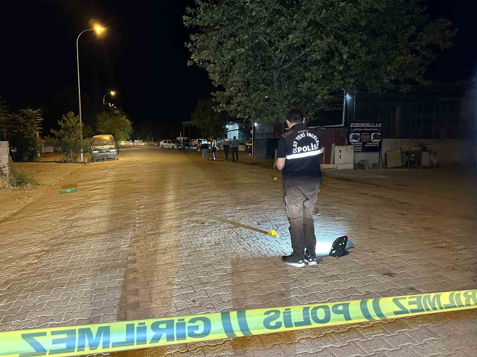 usakta iki esnaf arasindaki tartisma silahli kavgaya donustu 13 yarali 4 SNX1ldm1