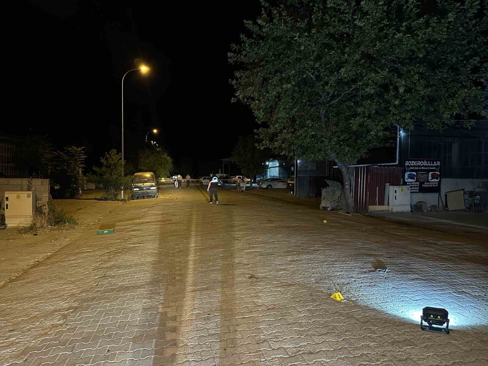 usakta iki esnaf arasindaki tartisma silahli kavgaya donustu 13 yarali 5 S9uiauPZ