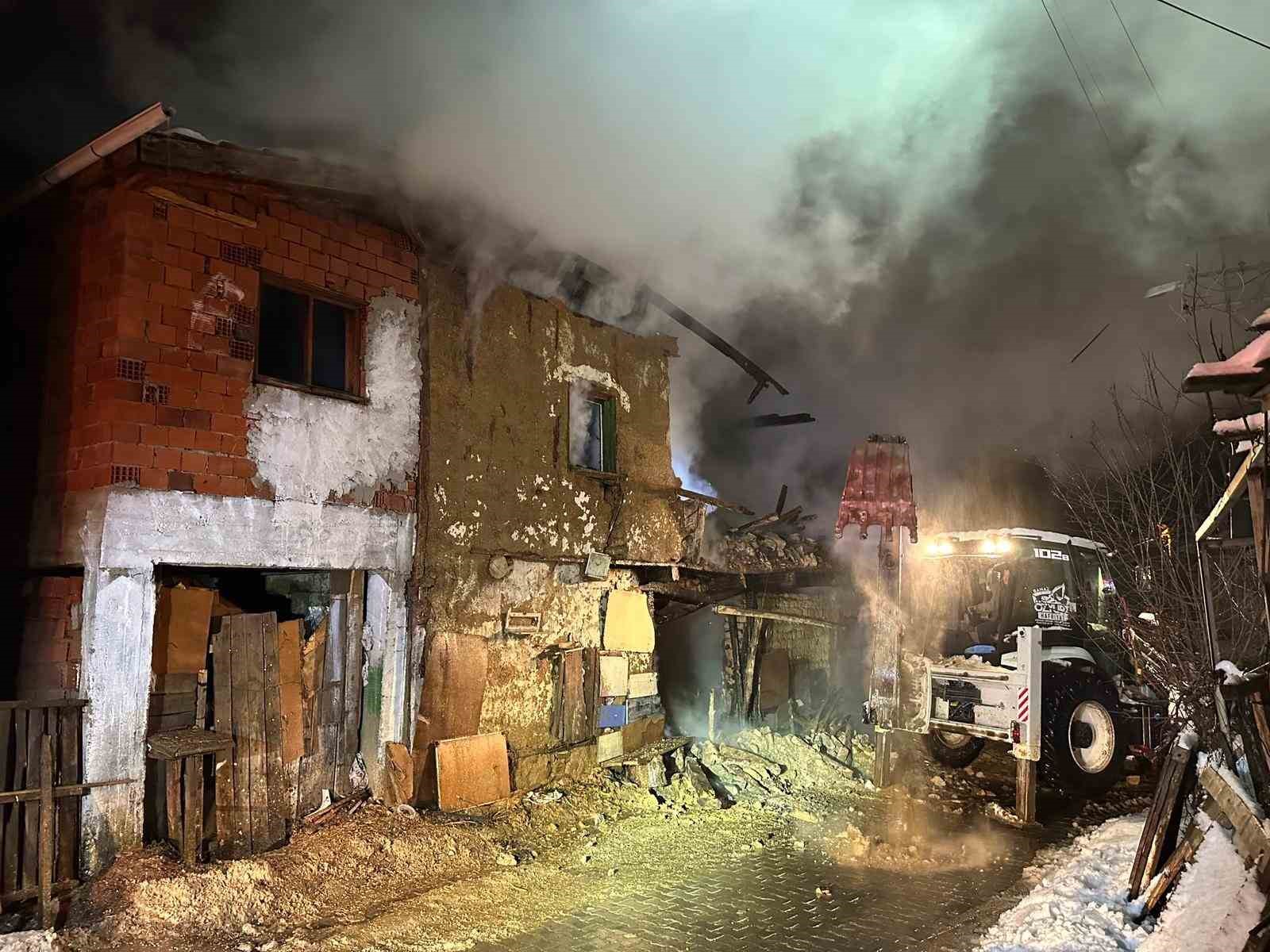 Uşak’ta iki katlı ev yangında küle döndü: Karı-koca dumandan etkilendi 4 usakta iki katli ev yanginda kule dondu kari koca dumandan etkilendi 0 3WVIW1d6