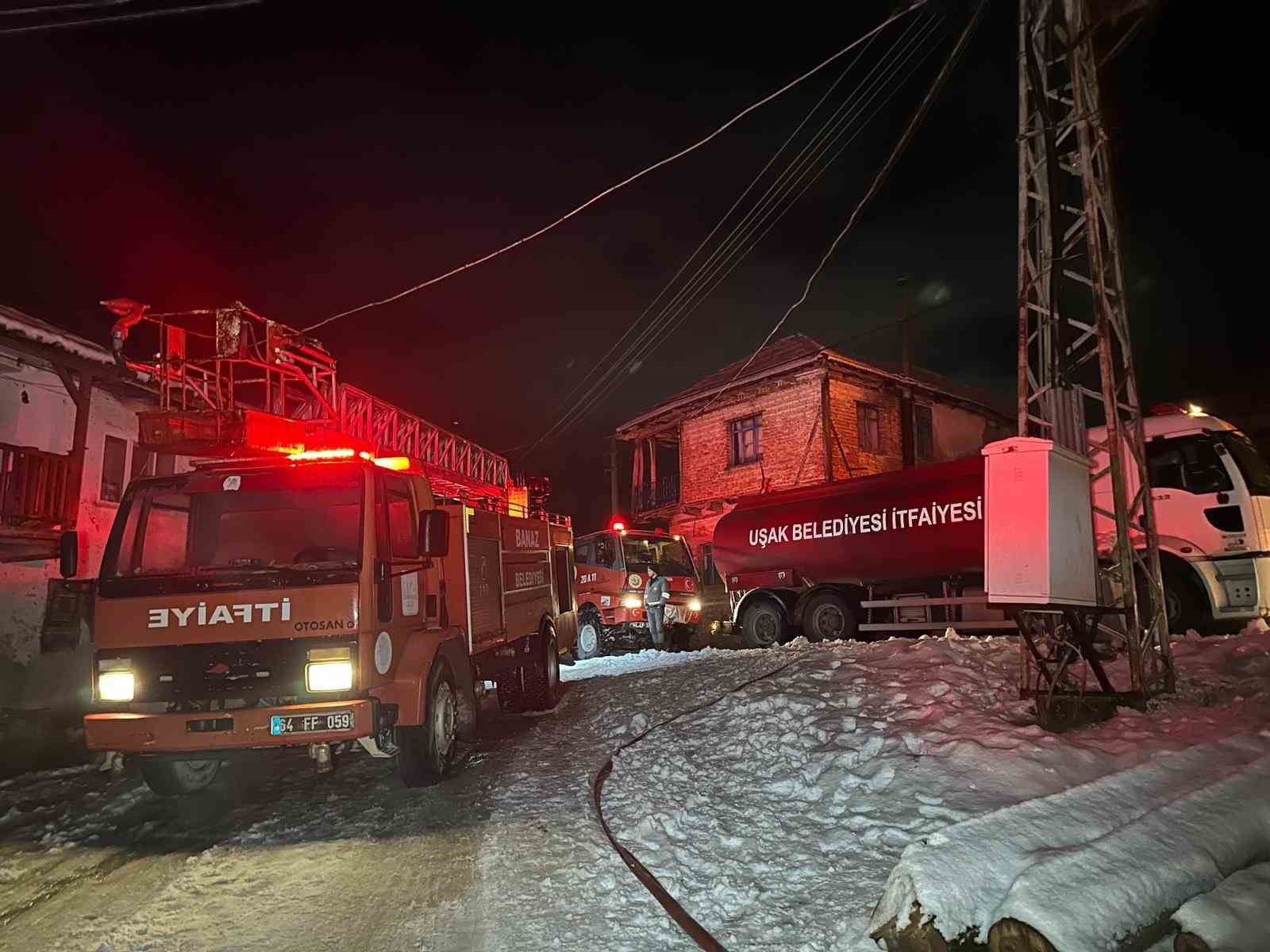 Uşak’ta iki katlı ev yangında küle döndü: Karı-koca dumandan etkilendi 5 usakta iki katli ev yanginda kule dondu kari koca dumandan etkilendi 1 SzRBz2Rl