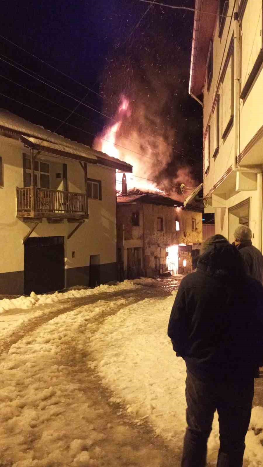 Uşak’ta iki katlı ev yangında küle döndü: Karı-koca dumandan etkilendi 14 usakta iki katli ev yanginda kule dondu kari koca dumandan etkilendi 10 czP1MBSl