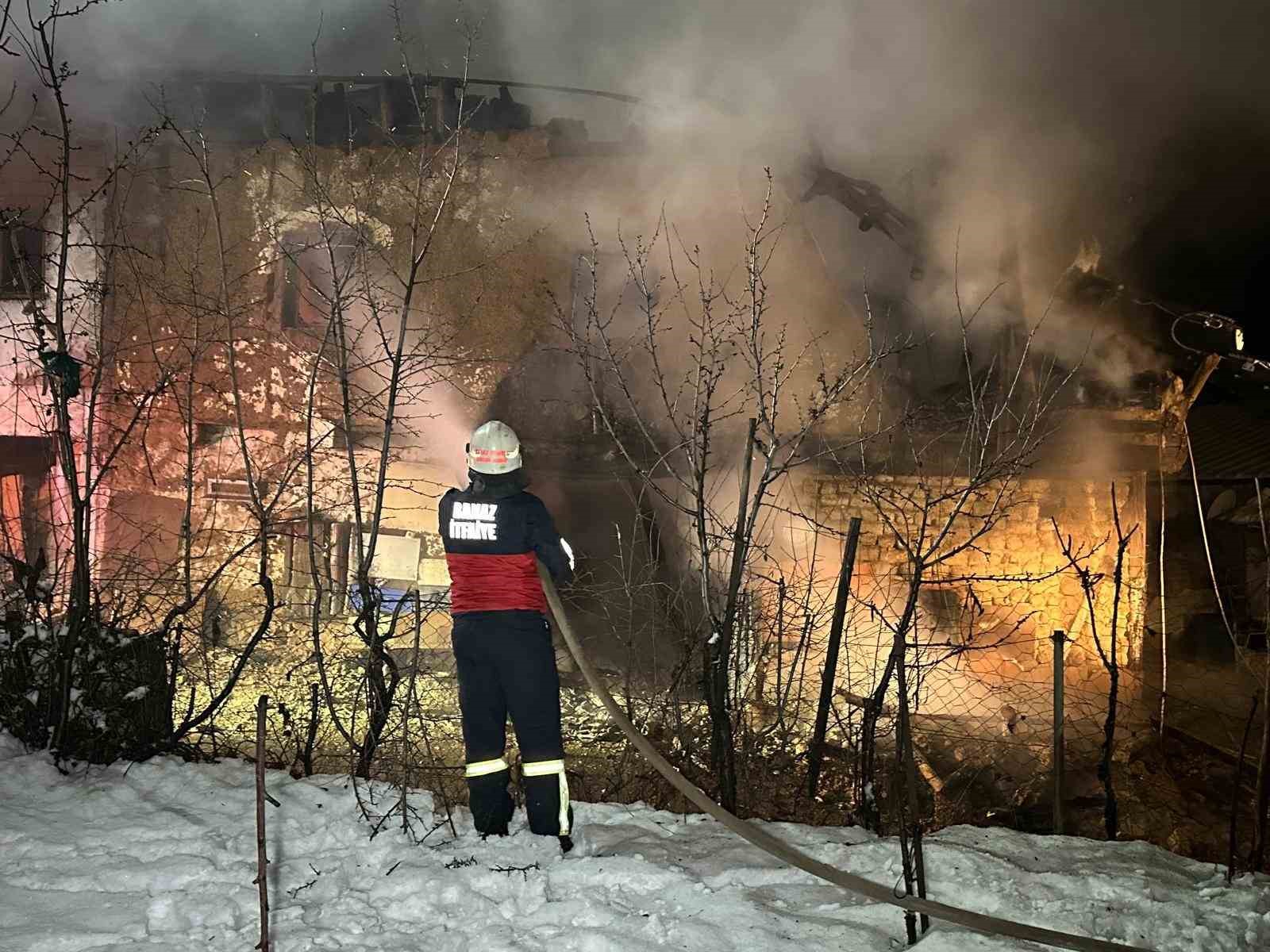 Uşak’ta iki katlı ev yangında küle döndü: Karı-koca dumandan etkilendi 6 usakta iki katli ev yanginda kule dondu kari koca dumandan etkilendi 2 gKP8iAKr
