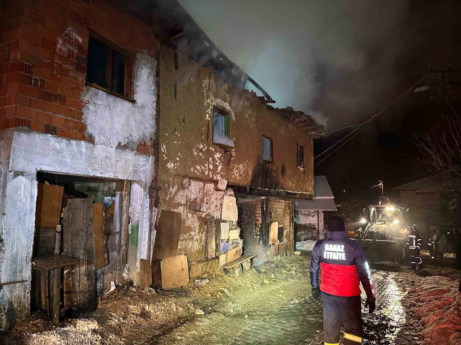 Uşak’ta iki katlı ev yangında küle döndü: Karı-koca dumandan etkilendi 7 usakta iki katli ev yanginda kule dondu kari koca dumandan etkilendi 3