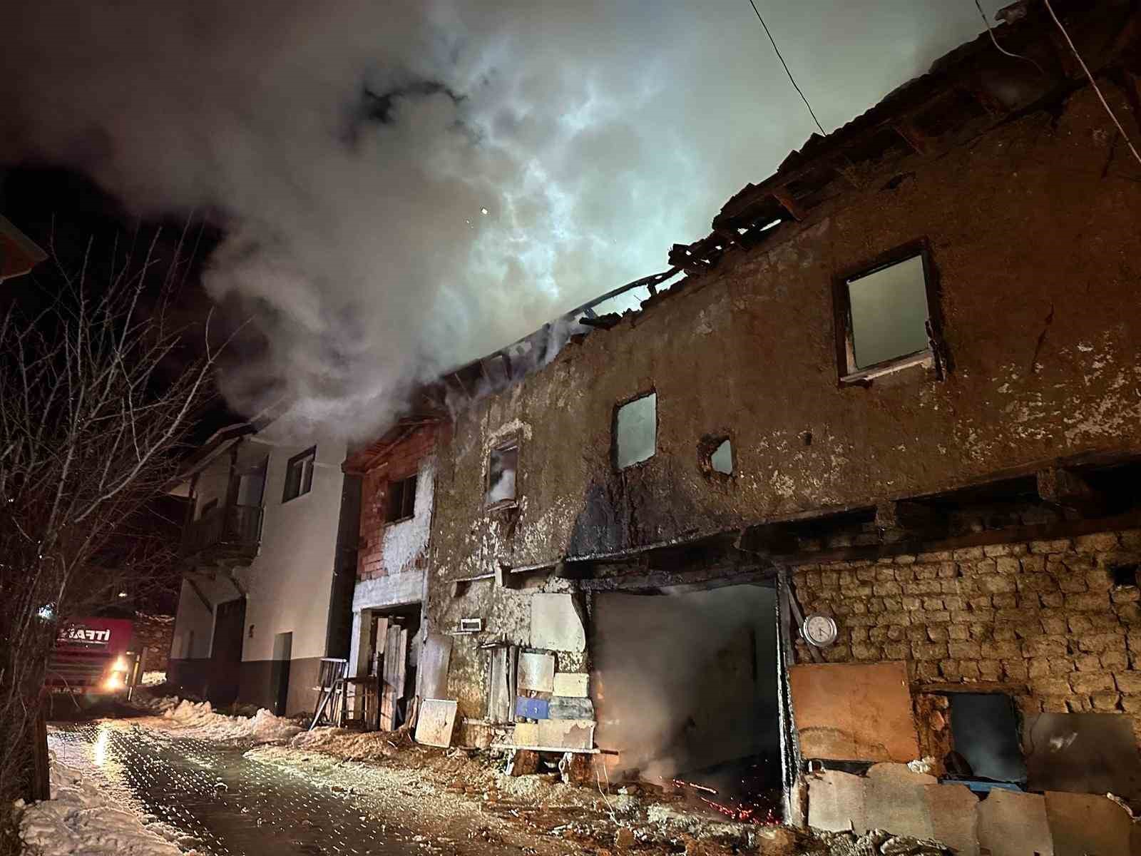 Uşak’ta iki katlı ev yangında küle döndü: Karı-koca dumandan etkilendi 8 usakta iki katli ev yanginda kule dondu kari koca dumandan etkilendi 4 Ugyjnrks