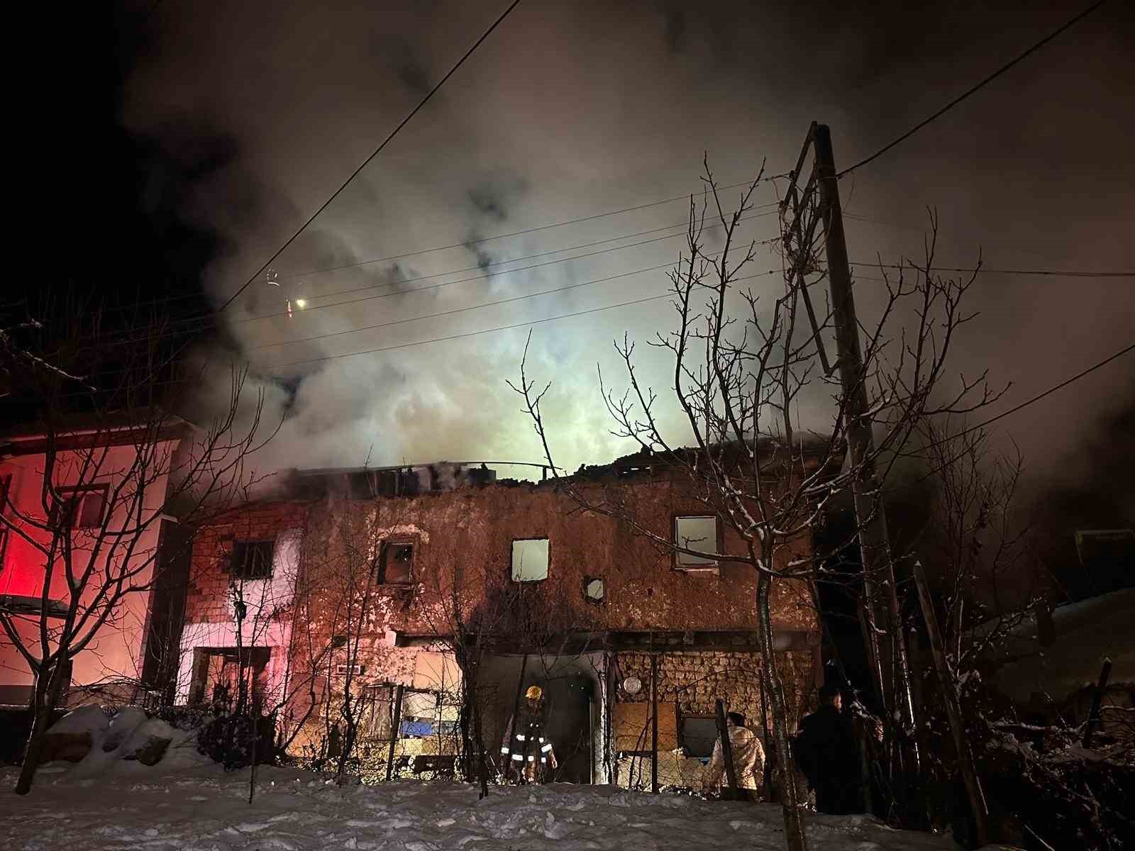 Uşak’ta iki katlı ev yangında küle döndü: Karı-koca dumandan etkilendi 10 usakta iki katli ev yanginda kule dondu kari koca dumandan etkilendi 6 AK9OGA3N
