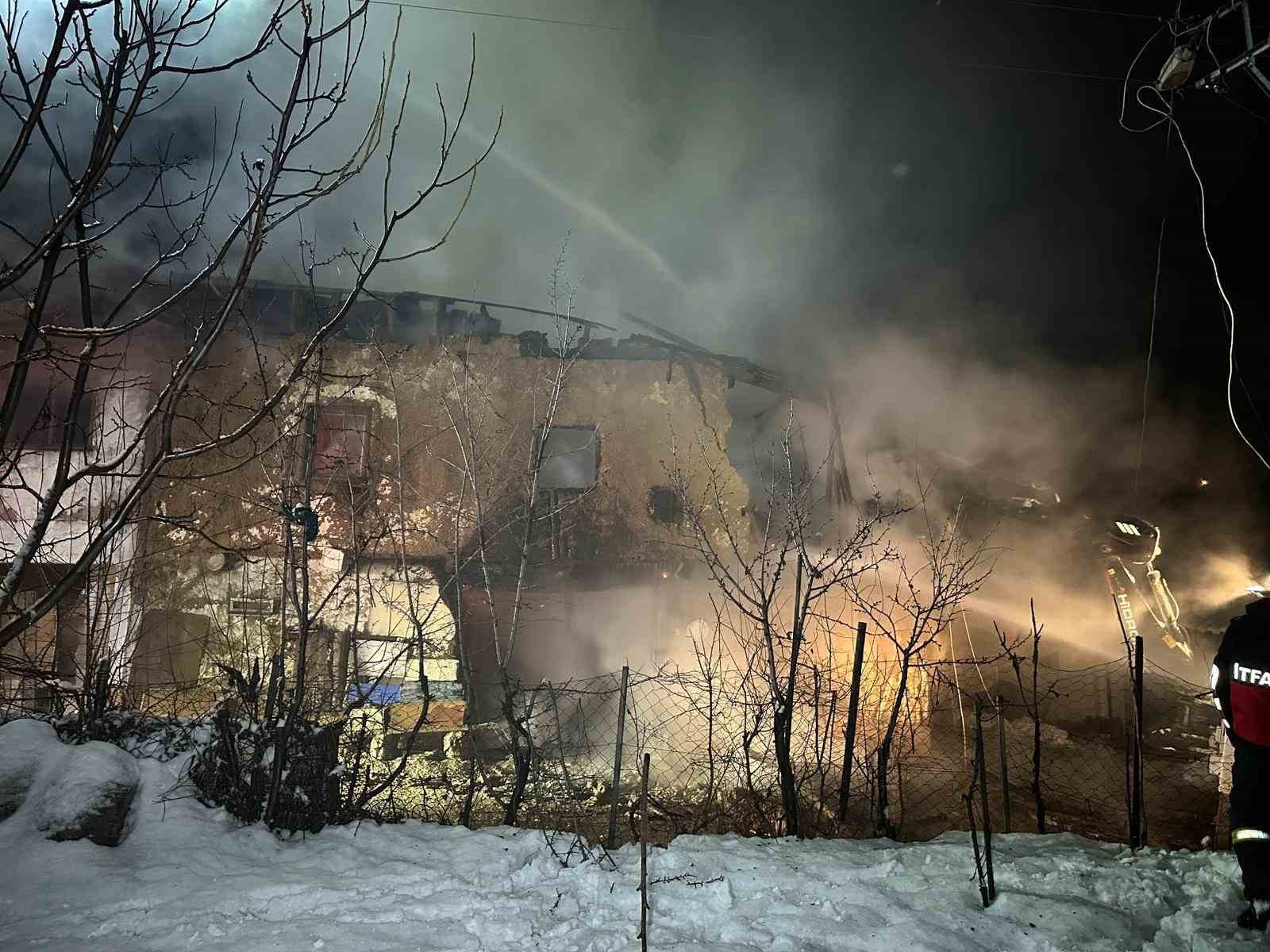 Uşak’ta iki katlı ev yangında küle döndü: Karı-koca dumandan etkilendi 11 usakta iki katli ev yanginda kule dondu kari koca dumandan etkilendi 7 11n9USP7