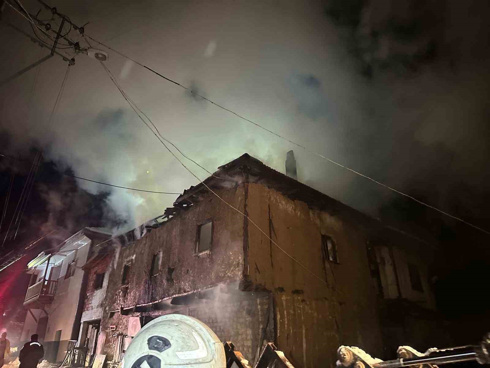 Uşak’ta iki katlı ev yangında küle döndü: Karı-koca dumandan etkilendi 13 usakta iki katli ev yanginda kule dondu kari koca dumandan etkilendi 9 KjcRdiUS