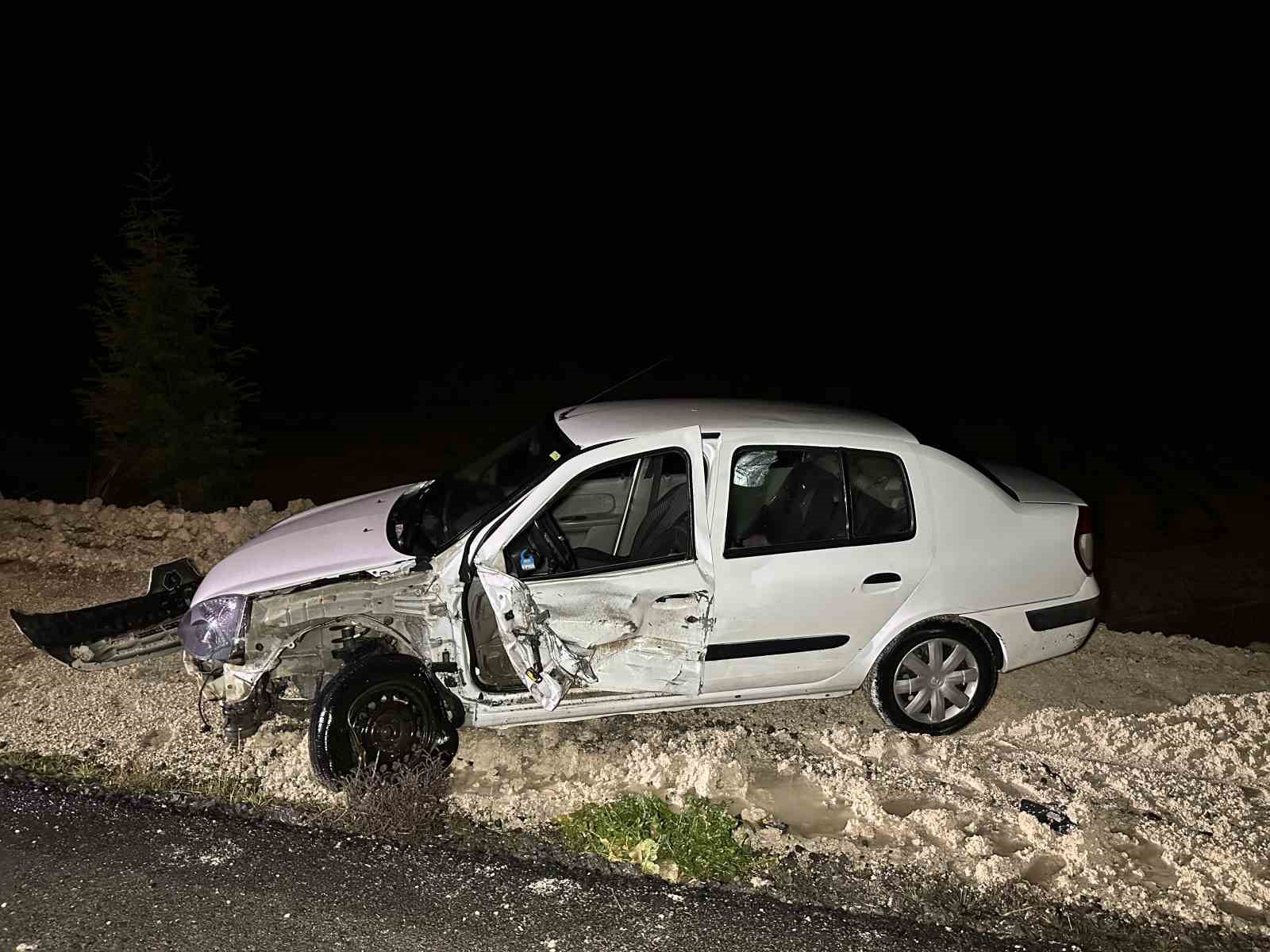 usakta iki otomobil carpisti 5 yarali 6 Q1XcVpgA
