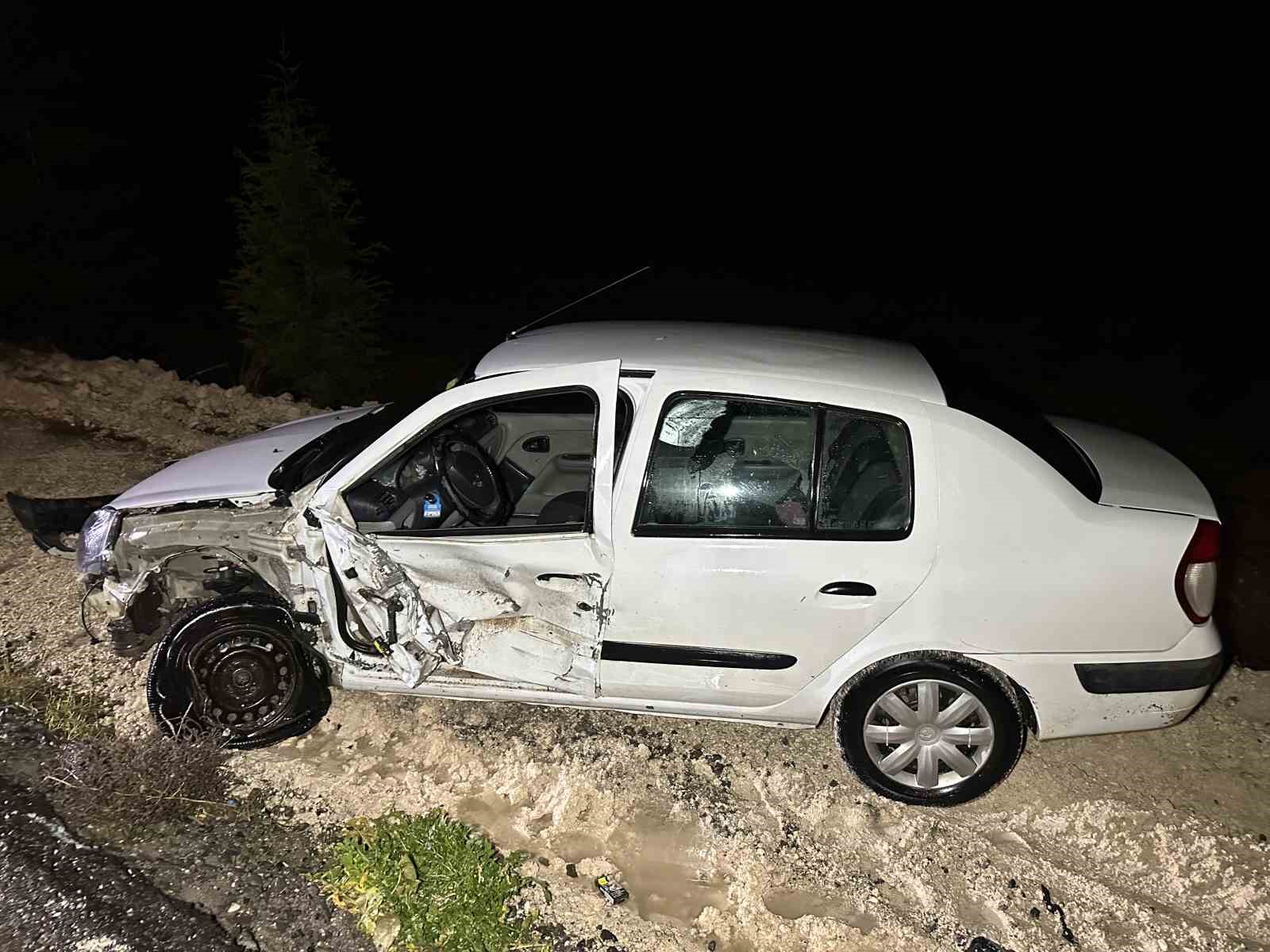 usakta iki otomobil carpisti 5 yarali 7 JH9XBB62
