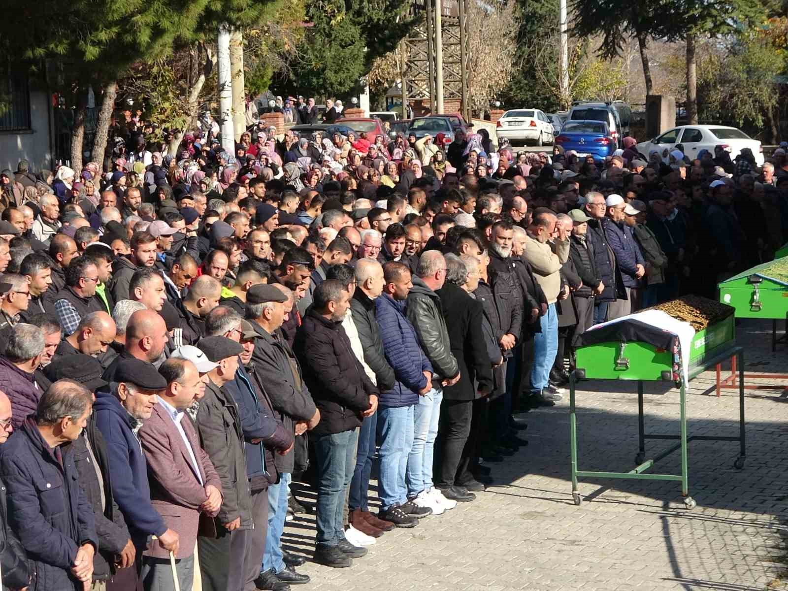 usakta kazada hayatini kaybeden dulay cifti defnedildi 3 e6Ayag8D