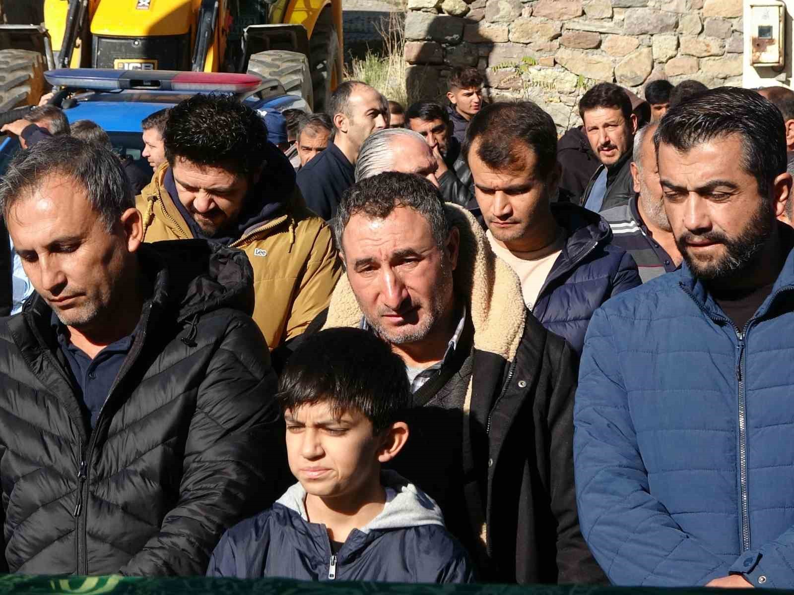 usakta kazada hayatini kaybeden yasli adam topraga verildi 2 aU269OfH