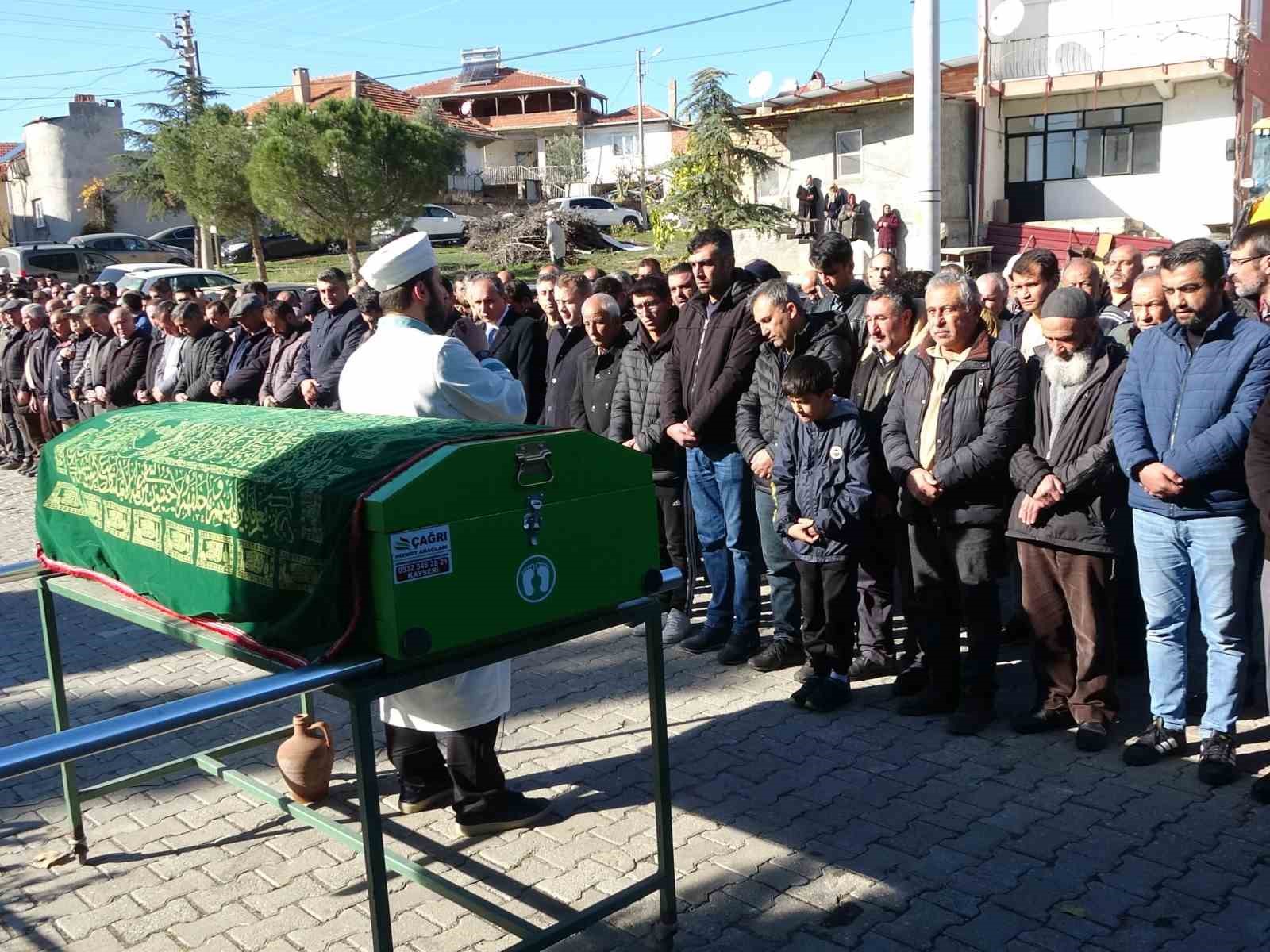 usakta kazada hayatini kaybeden yasli adam topraga verildi 4 wl6jIbnl