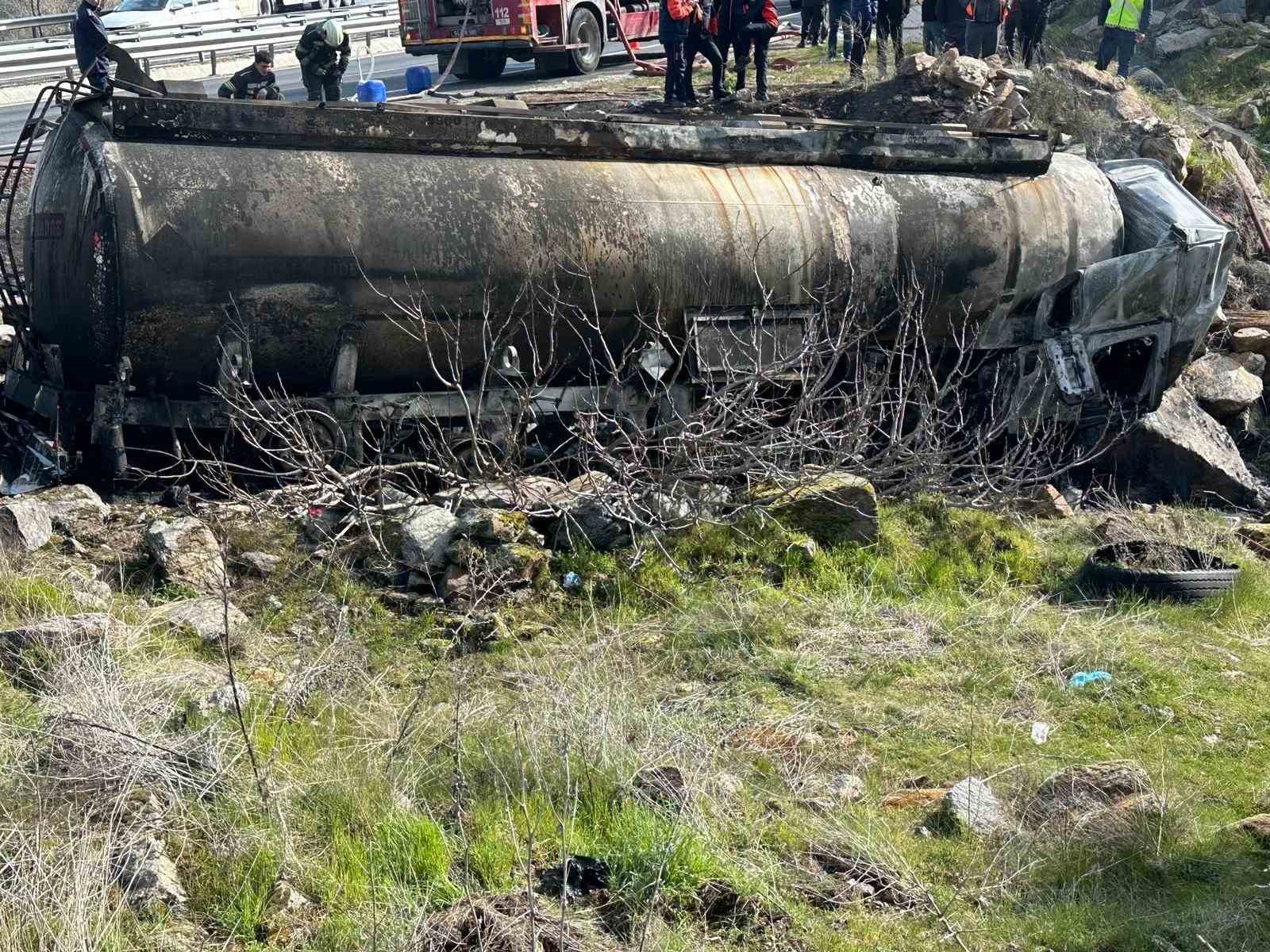 usakta mazot yuklu tanker alev alev yandi 1 olu 0