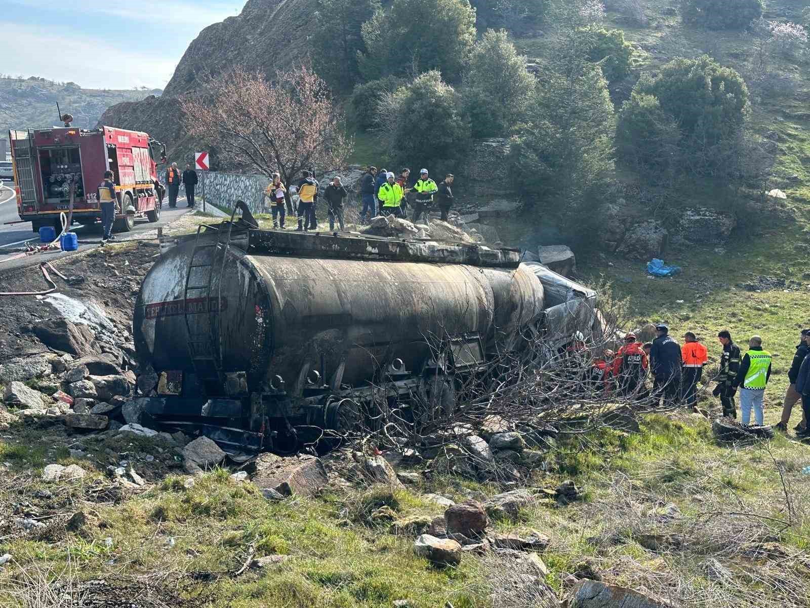 usakta mazot yuklu tanker alev alev yandi 1 olu 3 JlAHM7cl