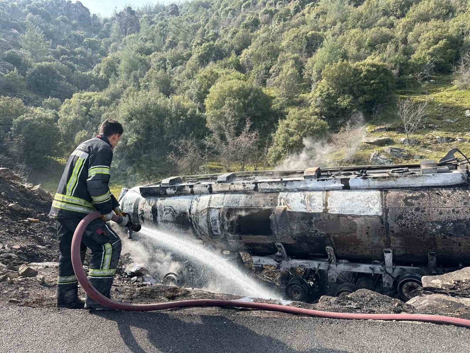 usakta mazot yuklu tanker alev alev yandi 1 olu 4 Ca4WmR7b
