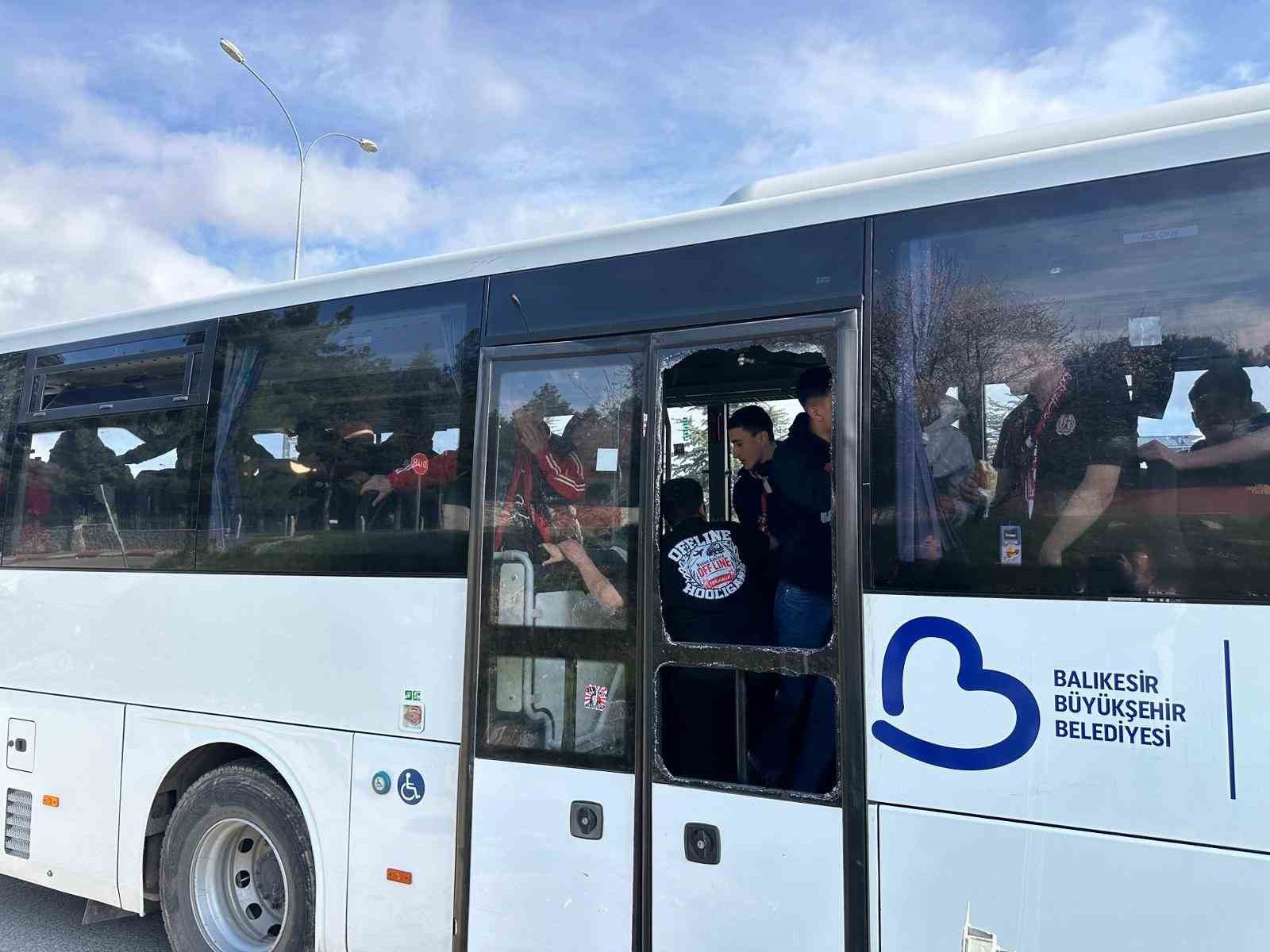 usakta nev saglik grubu balikesirsporun taraftar otobusune tasli saldiri 0 IVvHsLmd