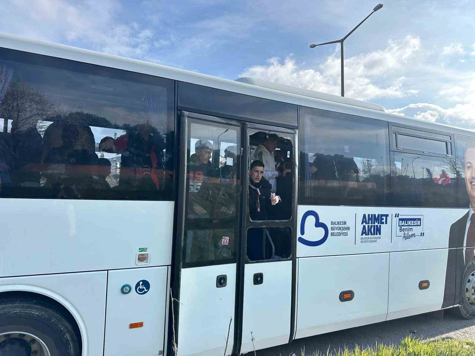 usakta nev saglik grubu balikesirsporun taraftar otobusune tasli saldiri 3 jiHRDep6