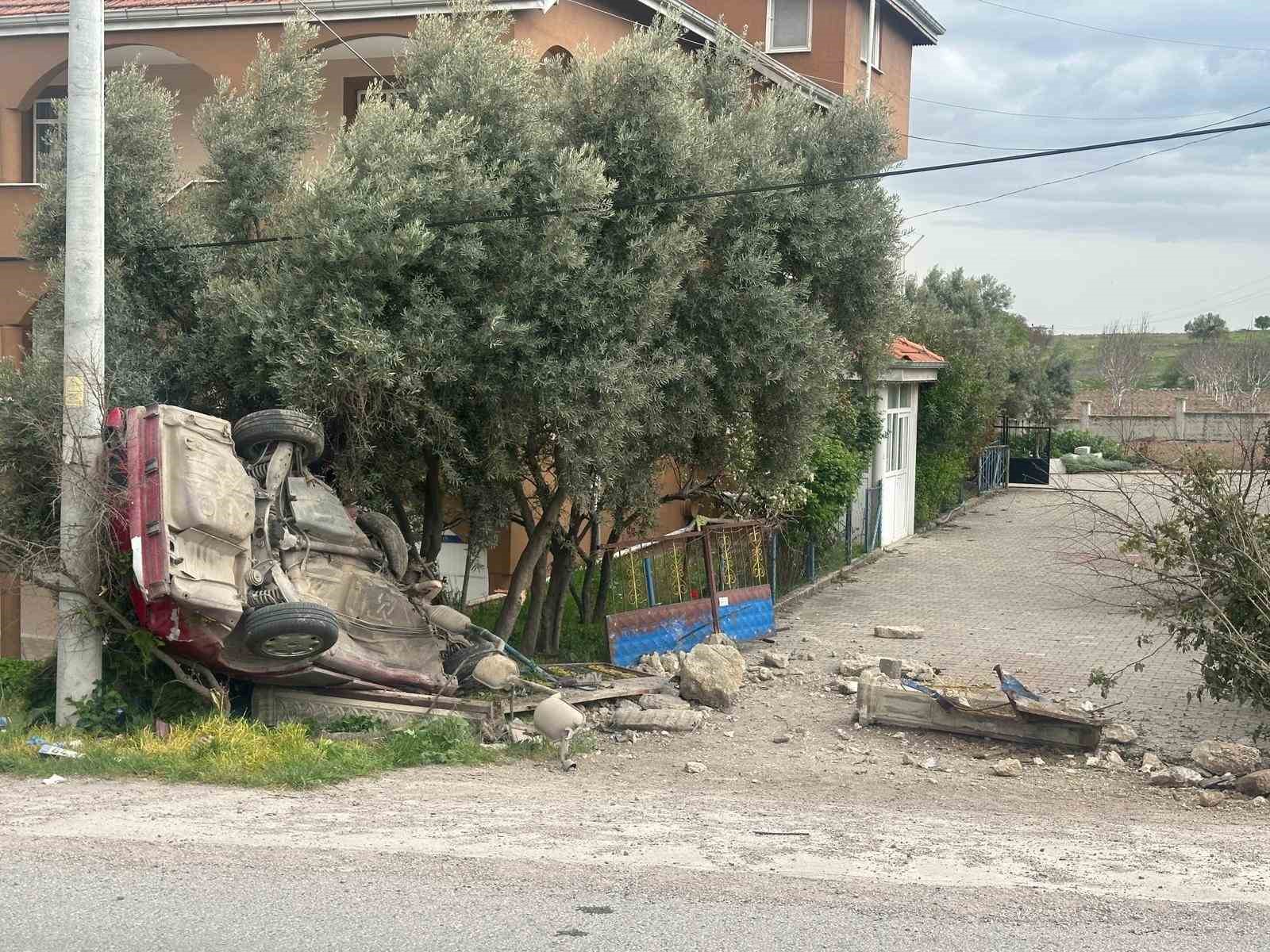 usakta otomobil evin bahce duvarina carpti 1 olu 1 yarali 0 BQnn4bVe