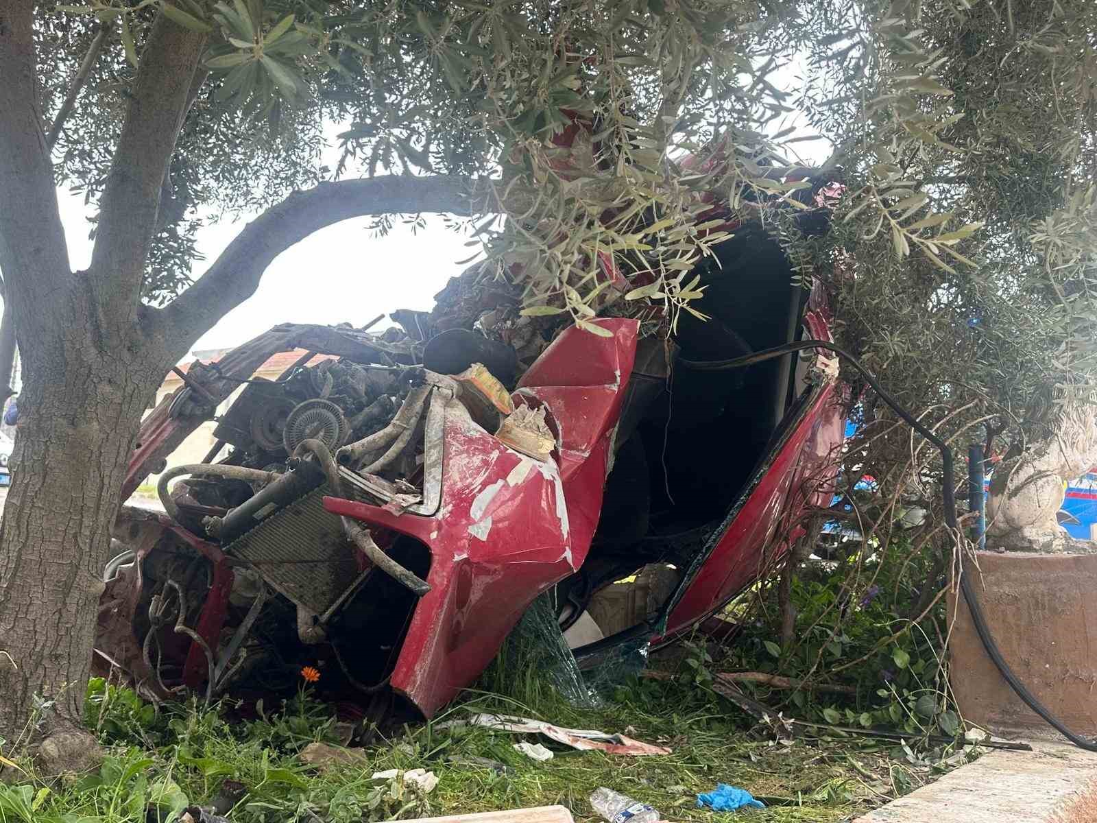 usakta otomobil evin bahce duvarina carpti 1 olu 1 yarali 1 hpmu6ltW