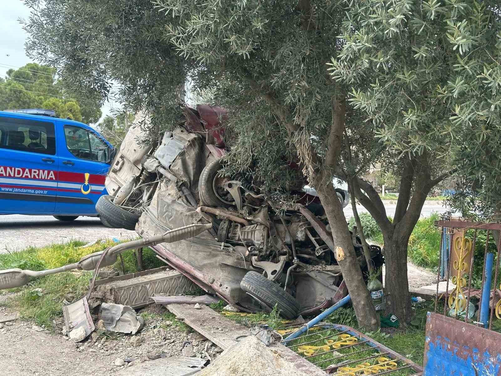 usakta otomobil evin bahce duvarina carpti 1 olu 1 yarali 2 XMIjWPBD