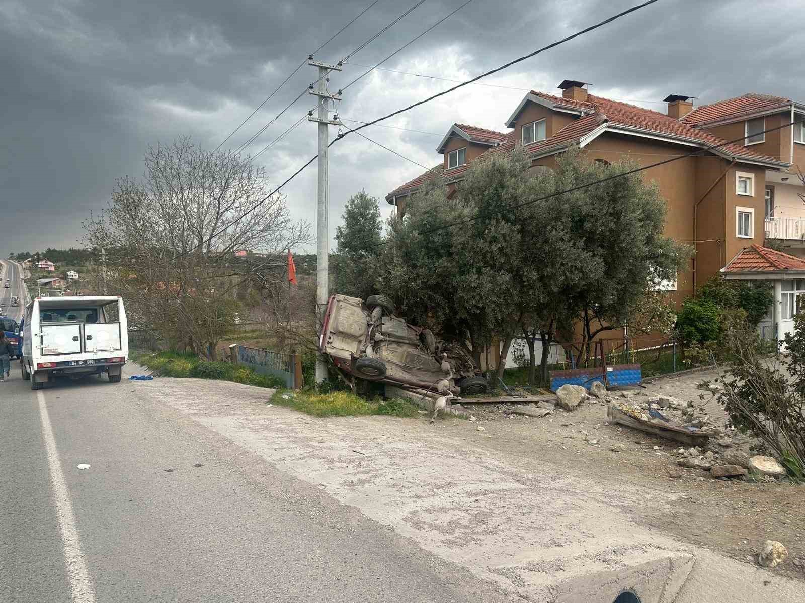 usakta otomobil evin bahce duvarina carpti 1 olu 1 yarali 3 OUfW554i