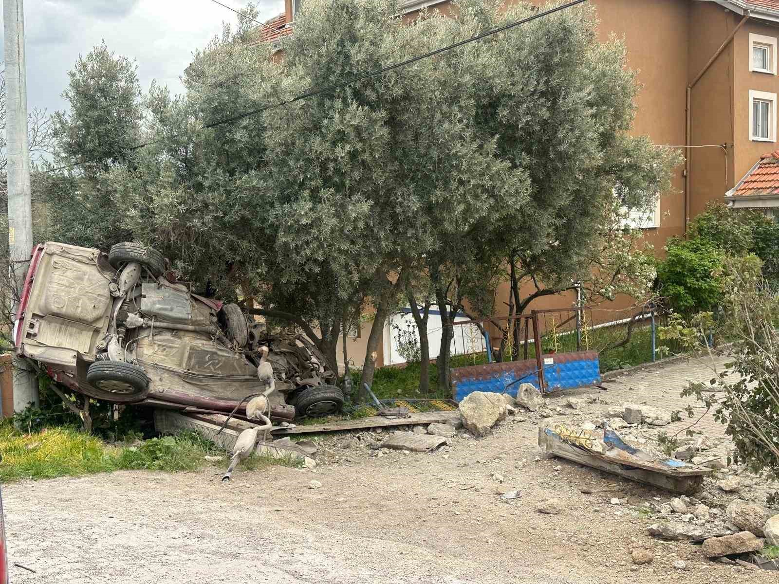 usakta otomobil evin bahce duvarina carpti 1 olu 1 yarali 4 hA5y9iM6
