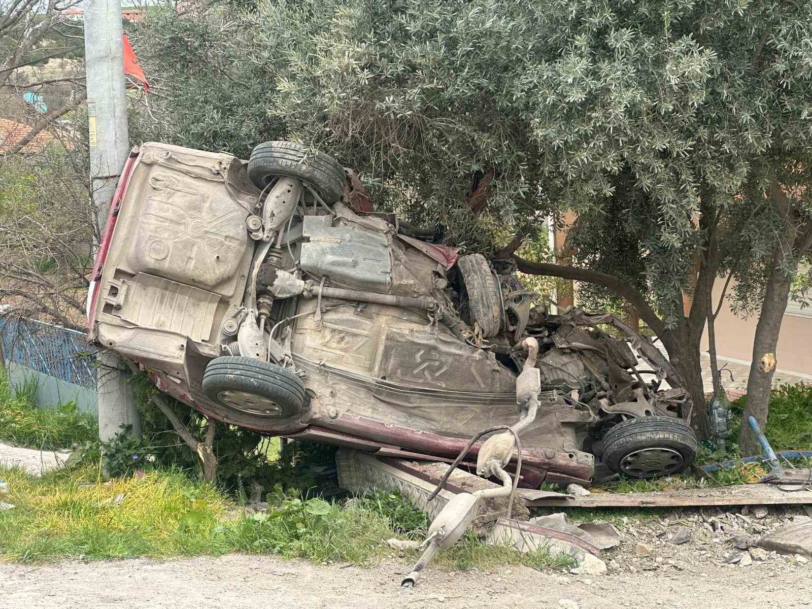 usakta otomobil evin bahce duvarina carpti 1 olu 1 yarali 5 s3uAy5BQ