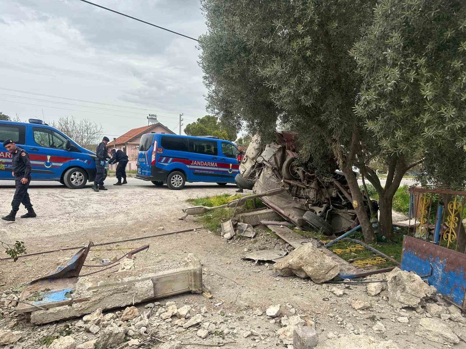 usakta otomobil evin bahce duvarina carpti 1 olu 1 yarali 6 Y6n2ndER