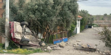 usakta-otomobil-evin-bahce-duvarina-carpti-1-olu-1-yarali-ag23DAPM.jpg