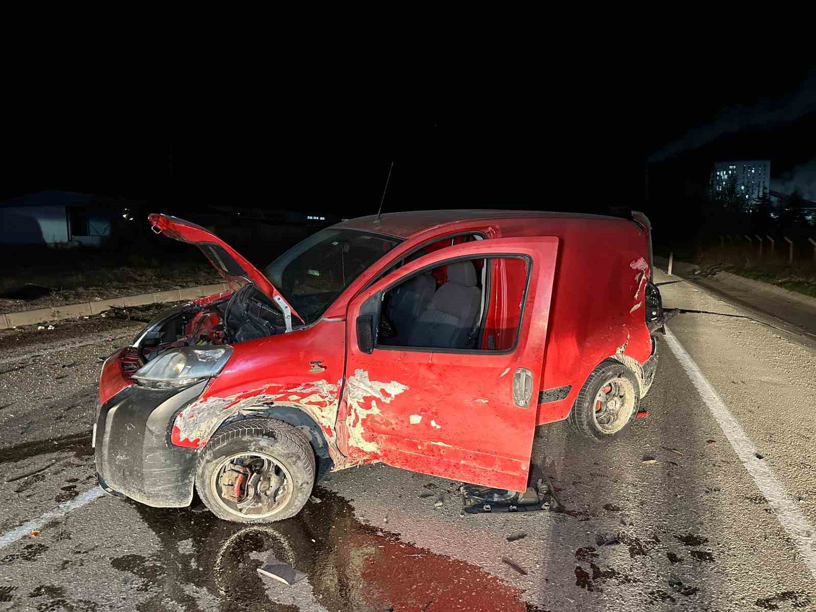 usakta otomobil ile hafif ticari arac capisti 6 yarali 1 XWeQbJFr