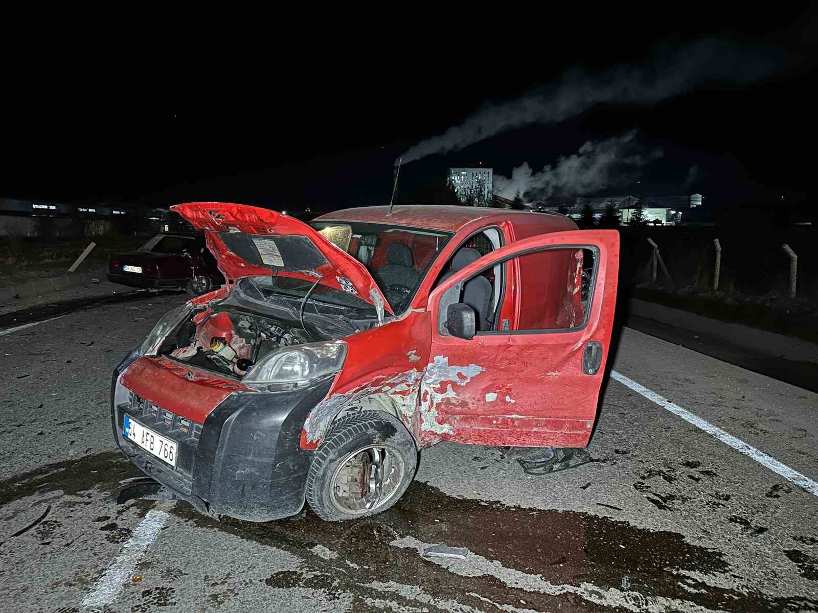 usakta otomobil ile hafif ticari arac capisti 6 yarali 7 KDENmFVv