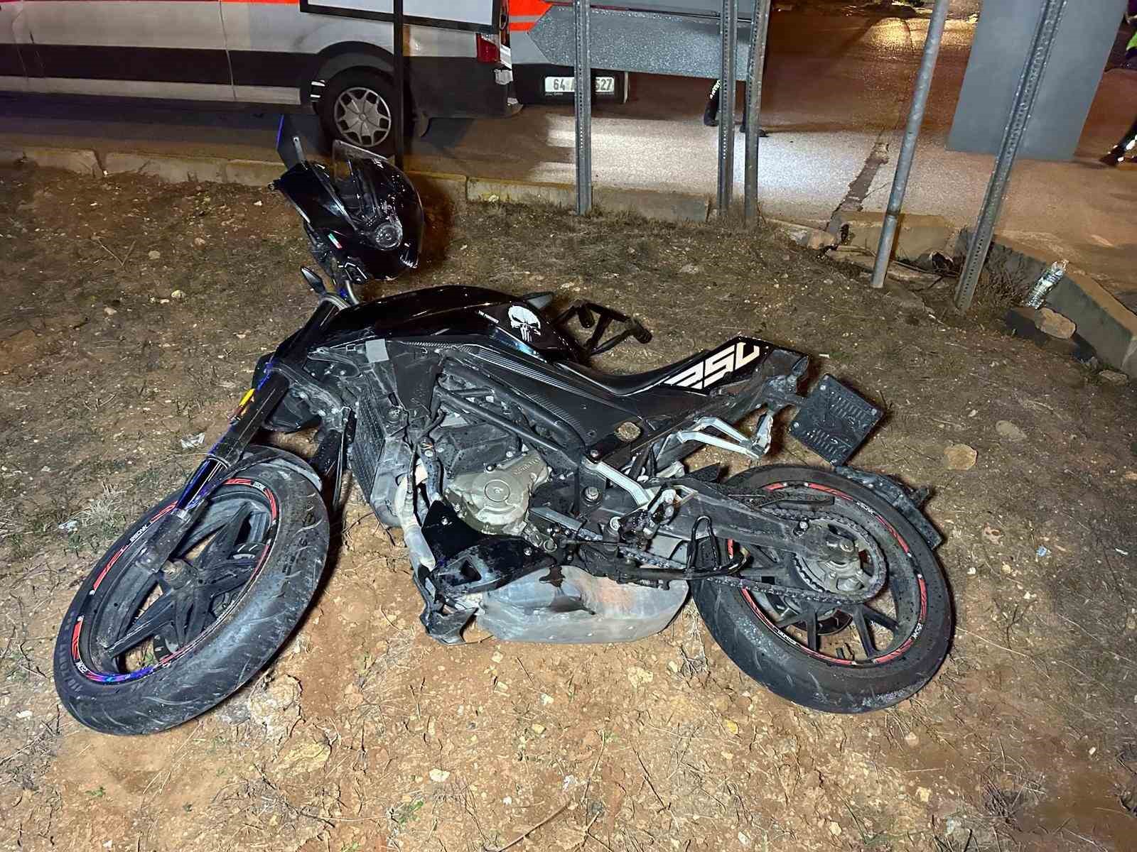 Uşak’ta otomobil ile motosiklet çarpıştı: 2 yaralı 8 usakta otomobil ile motosiklet carpisti 2 yarali 4 1uK4vhcX