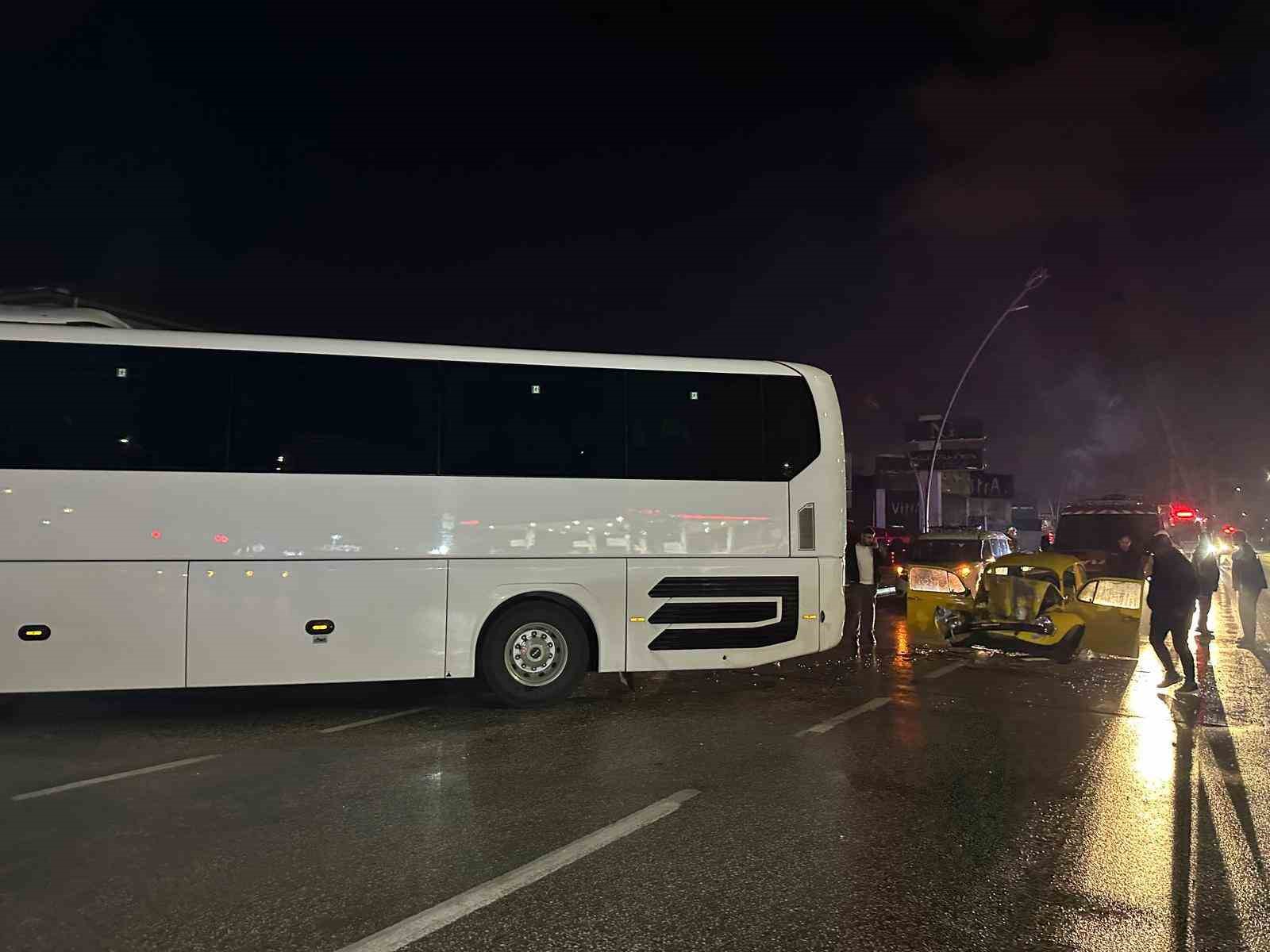 usakta otomobil ile otobus carpisti 1i agir 3 yarali 1 OevCfp6s