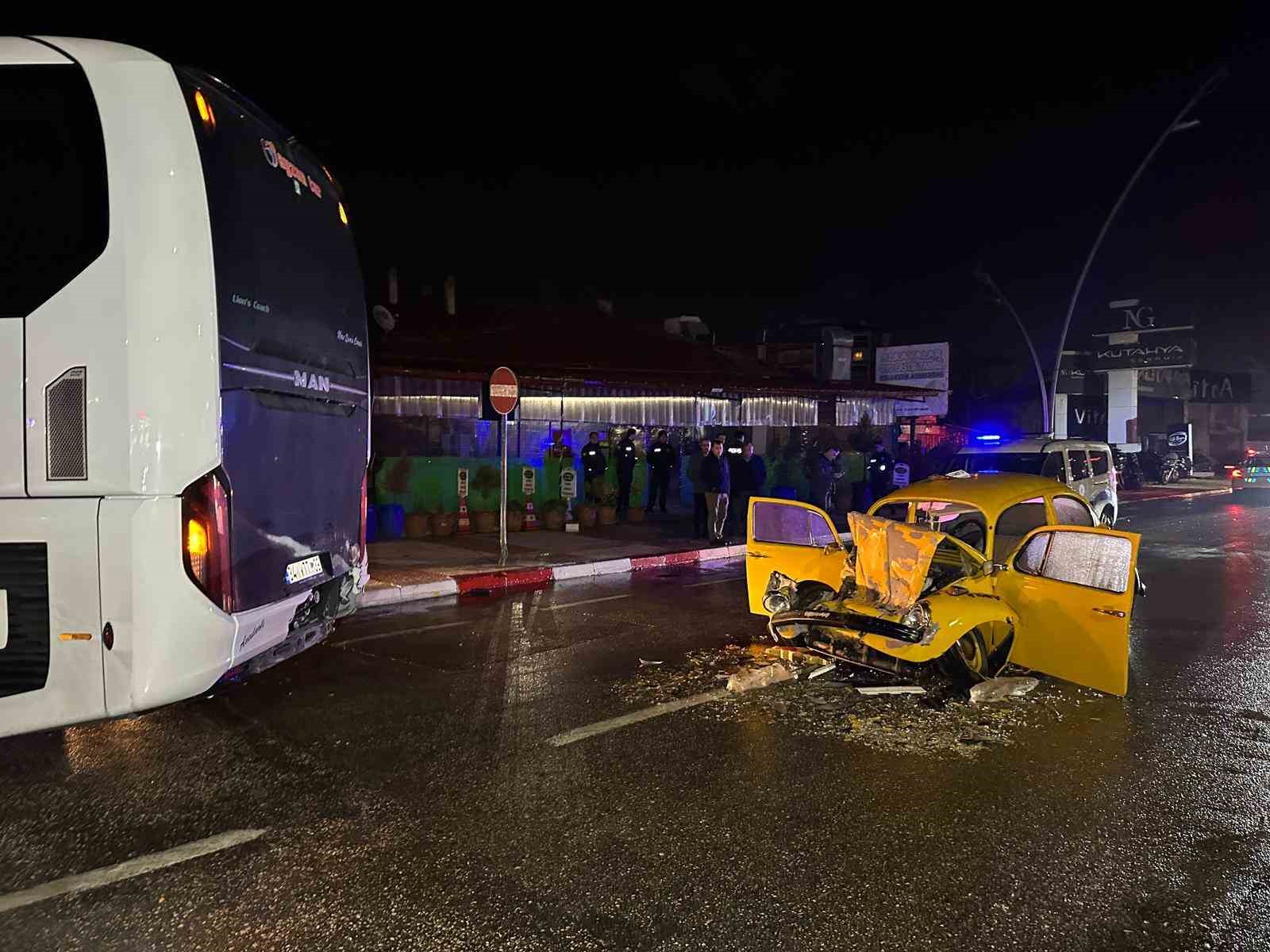 usakta otomobil ile otobus carpisti 1i agir 3 yarali 3 Th1pMIKd
