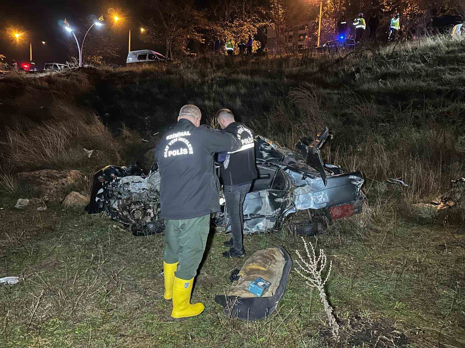 Uşak’ta otomobil şarampole devrildi: 2 ölü, 1 yaralı 9 usakta otomobil sarampole devrildi 2 olu 1 yarali 5
