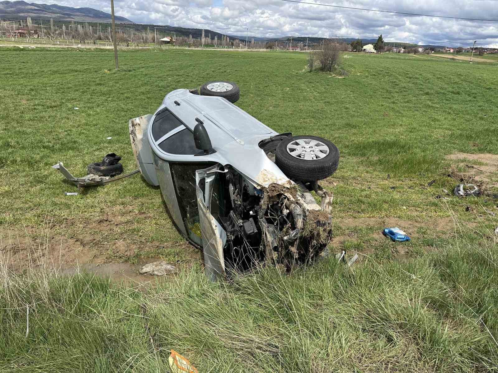 usakta otomobil tarlaya devrildi 4 kisi yaralandi 3 mnjFHZmd